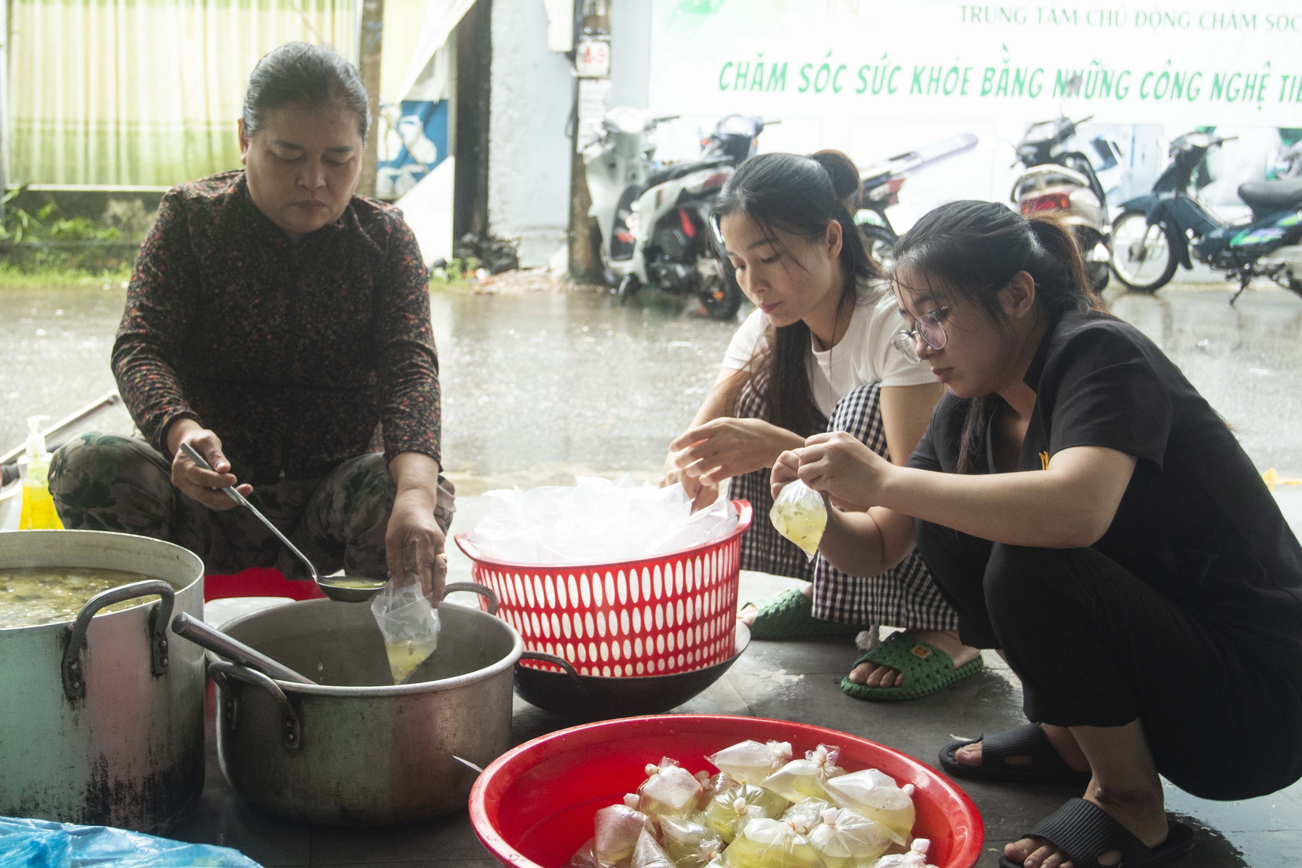 Thịt kho, chả trứng, rau xào... cùng ân tình người Quảng Trị gửi vào vùng lũ Huế- Ảnh 6. Thịt kho, chả trứng, rau xào... cùng ân tình người Quảng Trị gửi vào vùng lũ Huế- Ảnh 6.