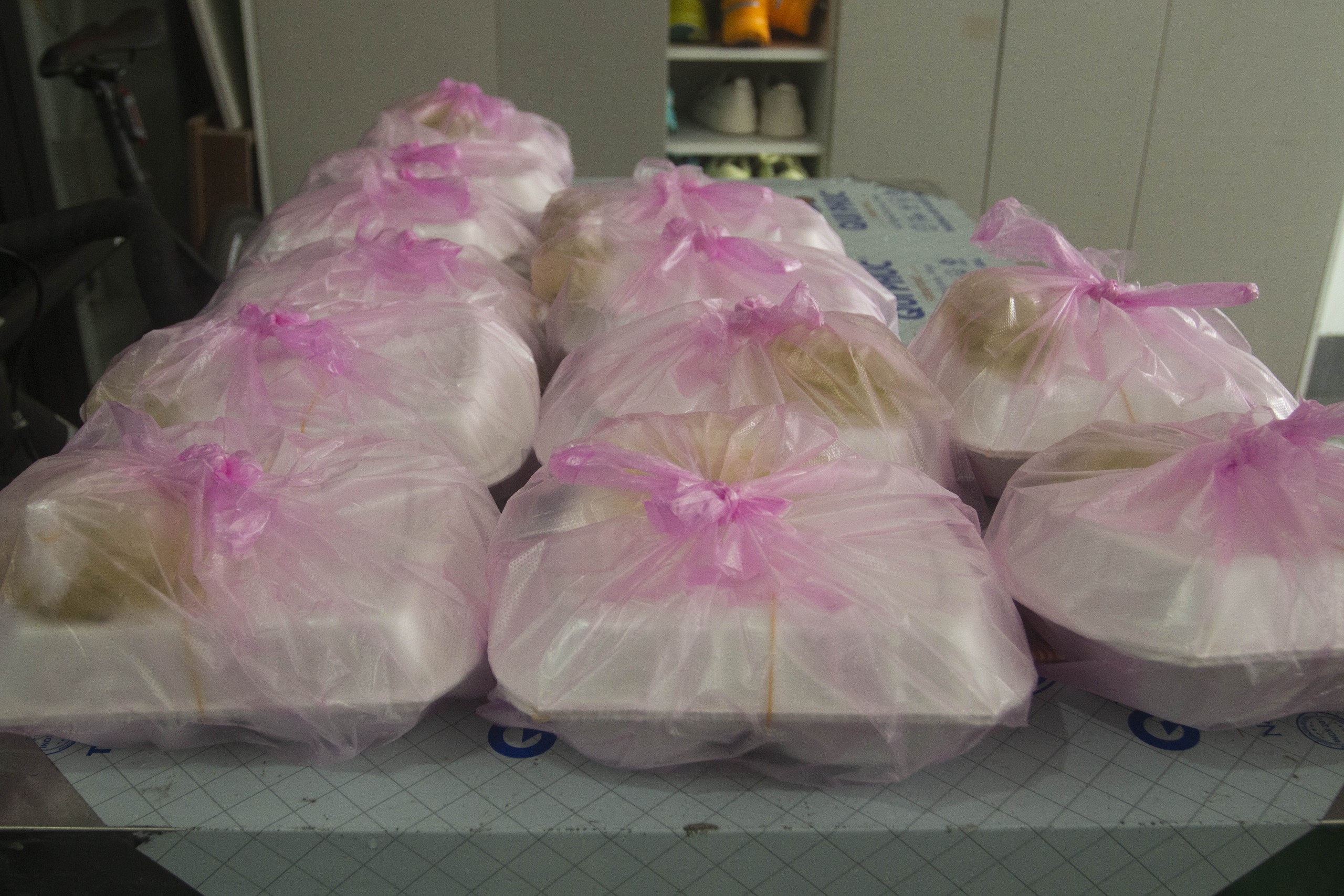 Thịt kho, chả trứng, rau xào... cùng ân tình người Quảng Trị gửi vào vùng lũ Huế- Ảnh 7. Thịt kho, chả trứng, rau xào... cùng ân tình người Quảng Trị gửi vào vùng lũ Huế- Ảnh 7.