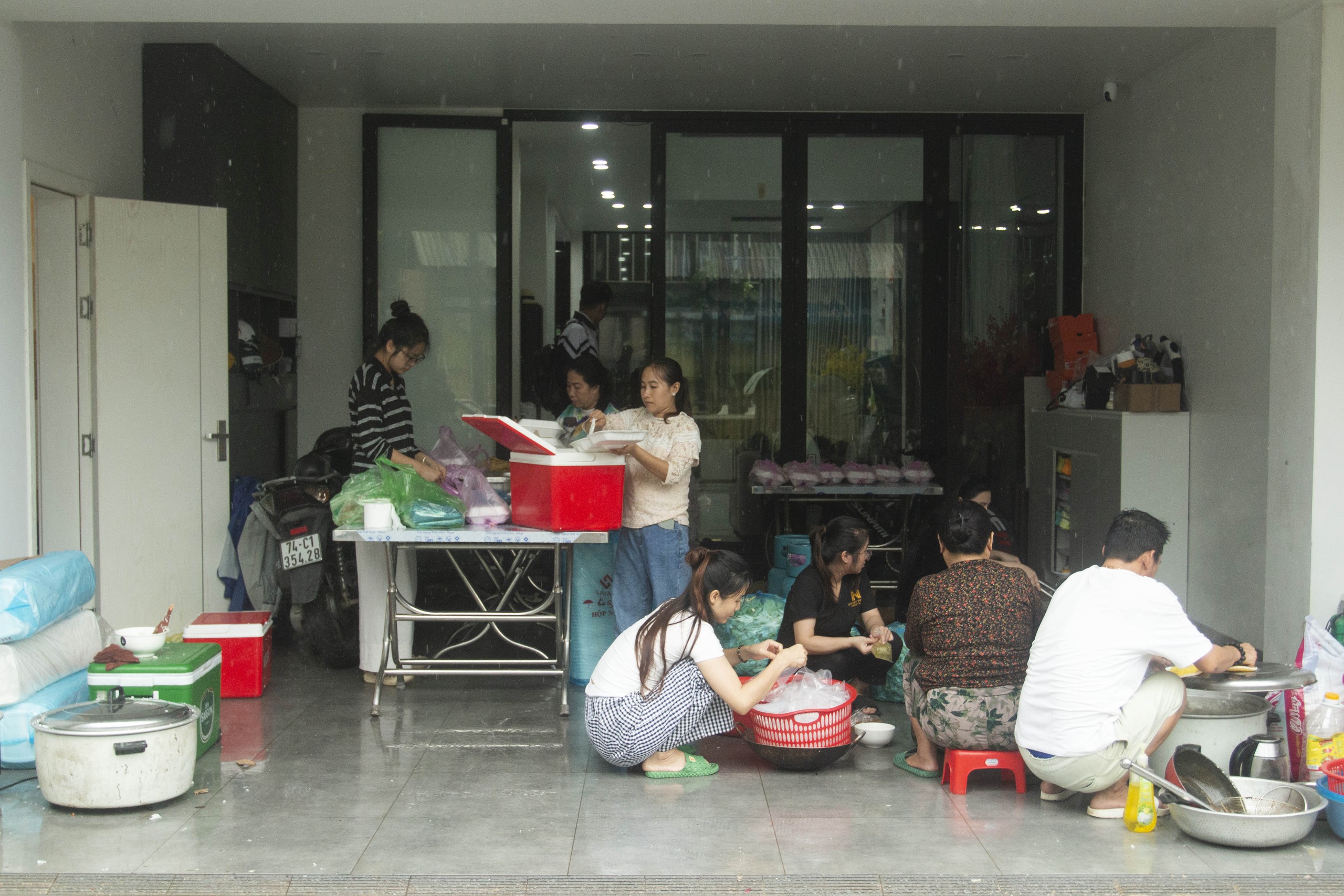 Thịt kho, chả trứng, rau xào... cùng ân tình người Quảng Trị gửi vào vùng lũ Huế- Ảnh 2. Thịt kho, chả trứng, rau xào... cùng ân tình người Quảng Trị gửi vào vùng lũ Huế- Ảnh 2.