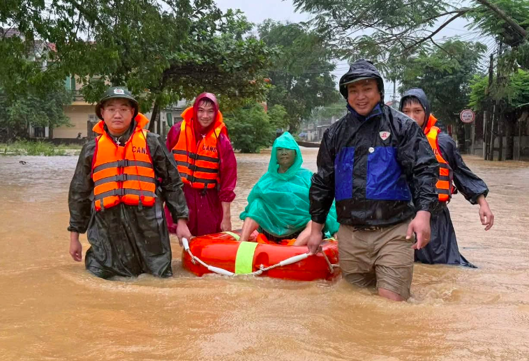 Mưa lớn lan ra Hà Tĩnh, 4 tỉnh nguy cơ có lũ quét, sạt lở đất- Ảnh 1.