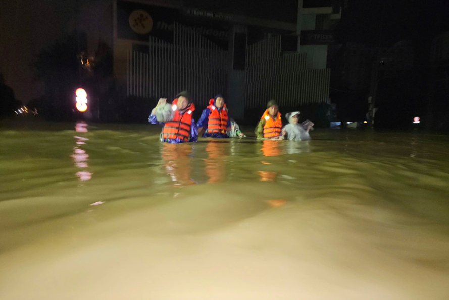 Mưa lớn 1 ngày ở Huế lập kỷ lục lượng mưa cao nhất Việt Nam- Ảnh 1. Mưa lớn 1 ngày ở Huế lập kỷ lục lượng mưa cao nhất Việt Nam- Ảnh 1.