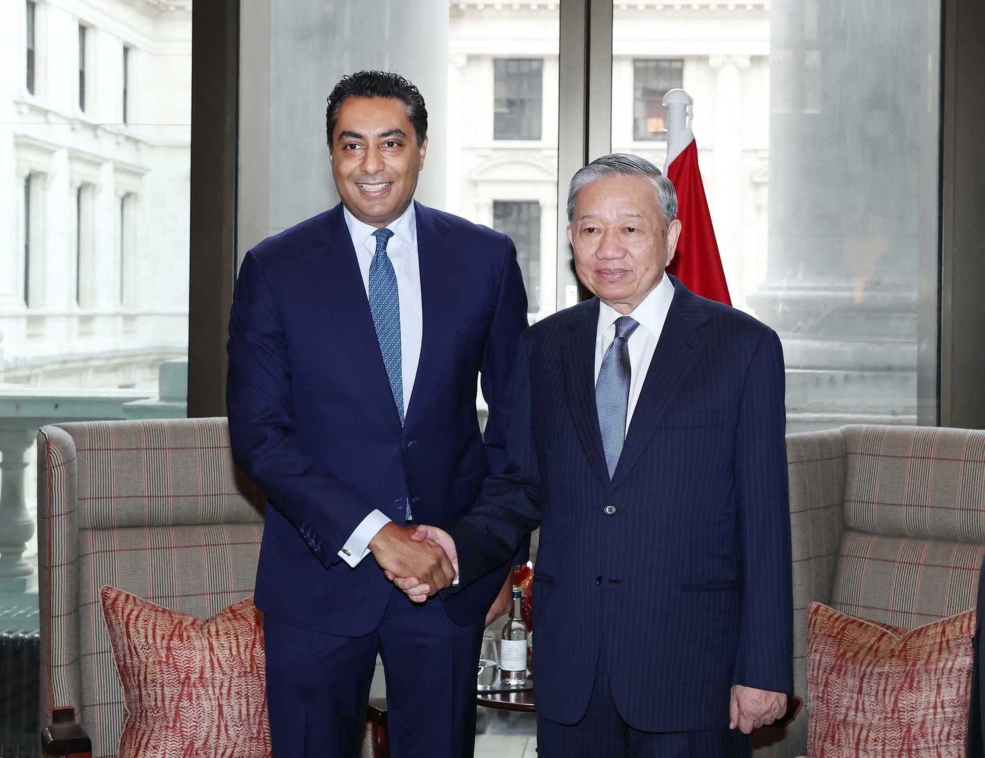 Vietnam menganggap UK sebagai rakan strategik jangka panjang dengan Setiausaha Agung Lam - Foto 1. Việt Nam coi Anh là đối tác chiến lược dài hạn cùng Tổng Bí thư Tô Lâm - Ảnh 1.