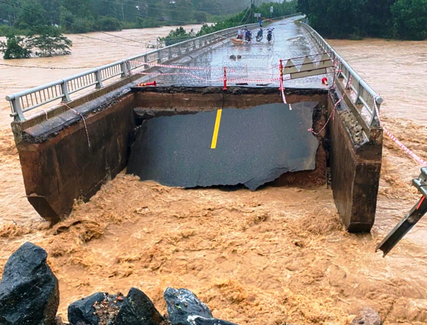 Nước sông Vu Gia - Thu Bồn vượt đỉnh lũ 'đại hồng thủy' năm thìn- Ảnh 1. Nước sông Vu Gia - Thu Bồn vượt đỉnh lũ 'đại hồng thủy' năm thìn- Ảnh 1.