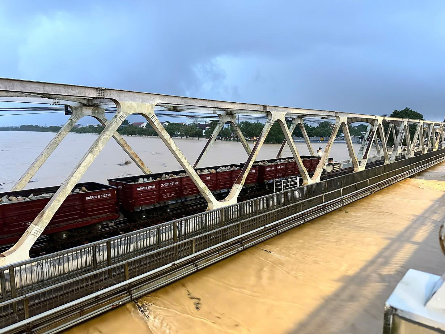 Lũ sông Hương dâng cao, đường sắt lại đưa 2 tàu chở 1.100 tấn đá giữ cầu- Ảnh 2.