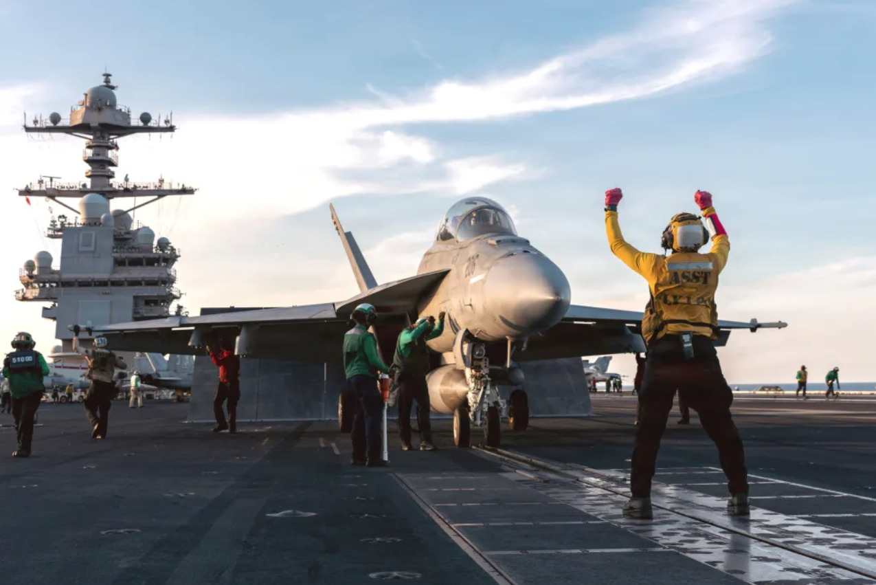 Tổng thống Trump muốn Mỹ từ bỏ đường đua máy phóng điện từ với Trung Quốc - Ảnh 2.