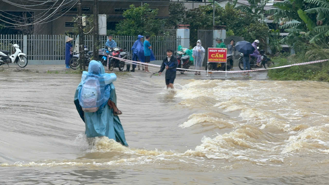 Quảng Ngãi: Tạm dừng lưu thông qua cầu Trà Khúc 1 do nước lũ dâng cao- Ảnh 4.