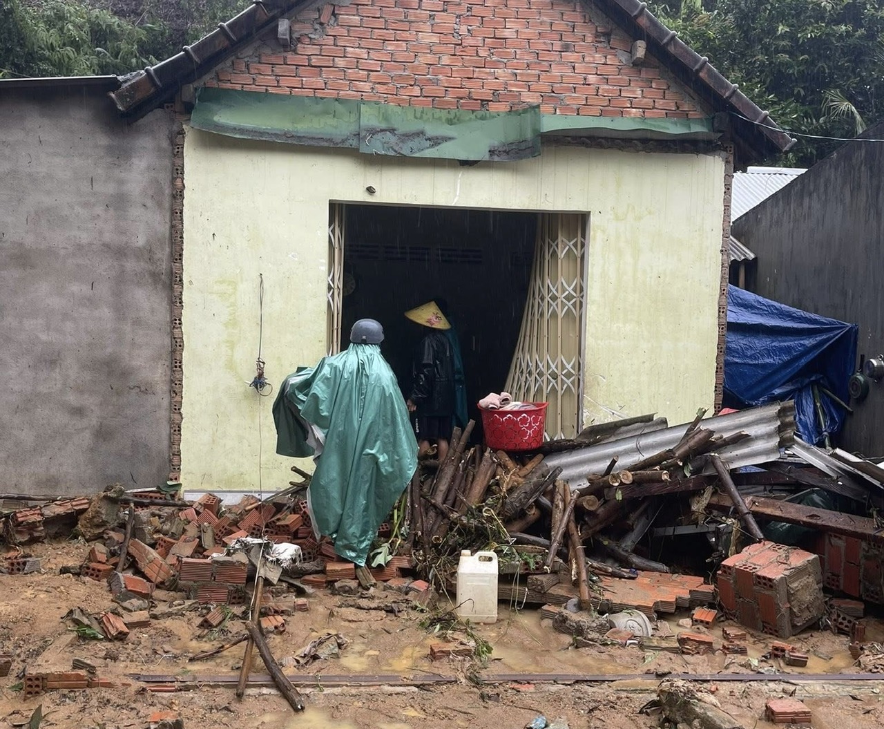 Quảng Ngãi: Núi sạt lở ập vào trạm y tế, mưa lũ gây chia cắt nhiều nơi - Ảnh 5.