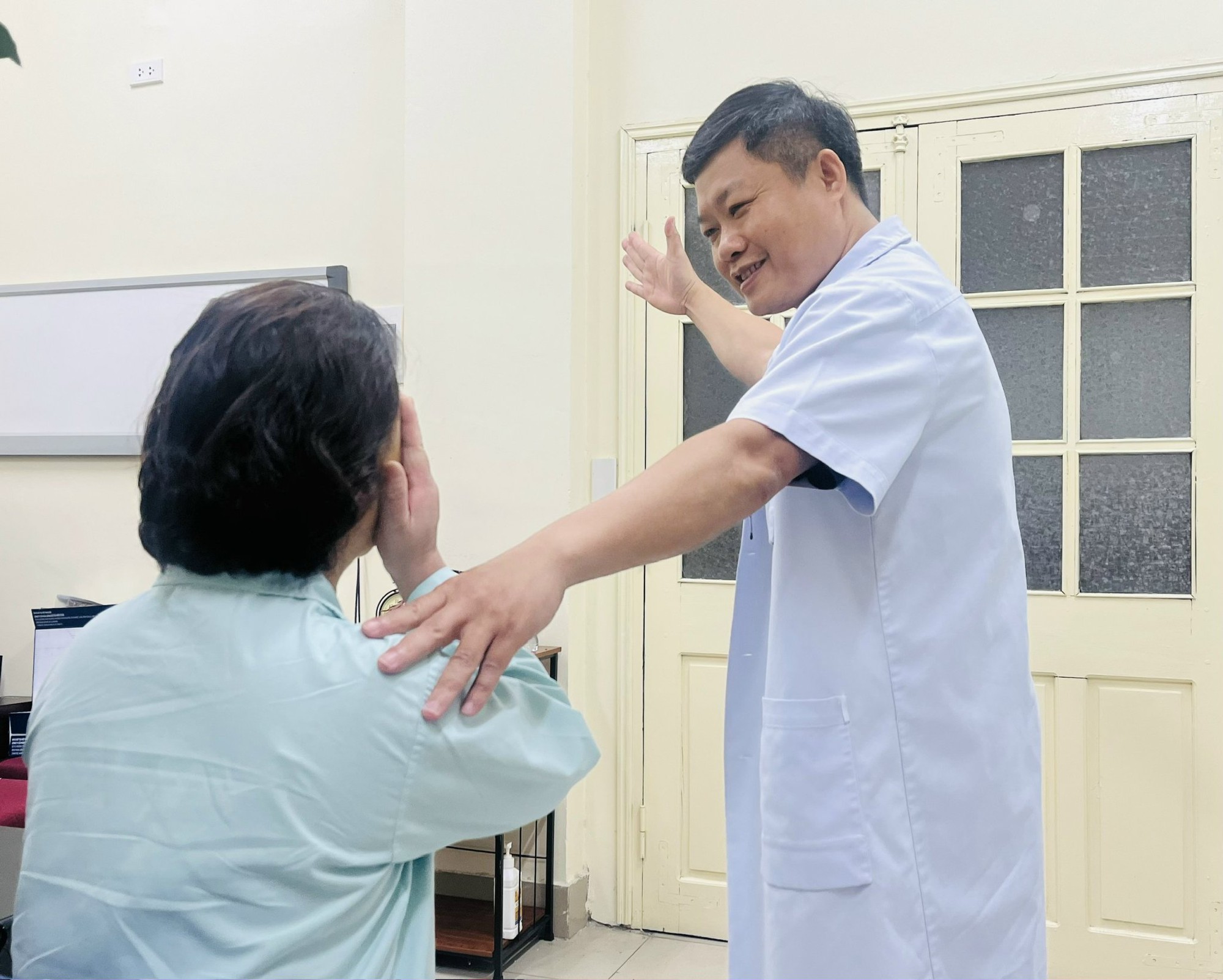 U tuyến yên liên tục tái phát, bệnh nhân được chỉ định  mở cùng lúc 2 đường mổ- Ảnh 1. U tuyến yên liên tục tái phát, bệnh nhân được chỉ định  mở cùng lúc 2 đường mổ- Ảnh 1.