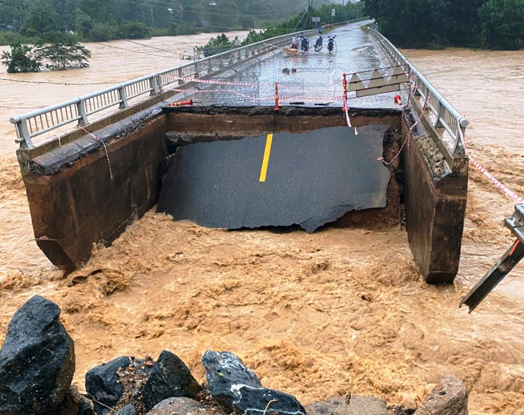 Đà Nẵng thiệt hại nặng nề, vượt đỉnh lũ năm 1964 - Ảnh 2.