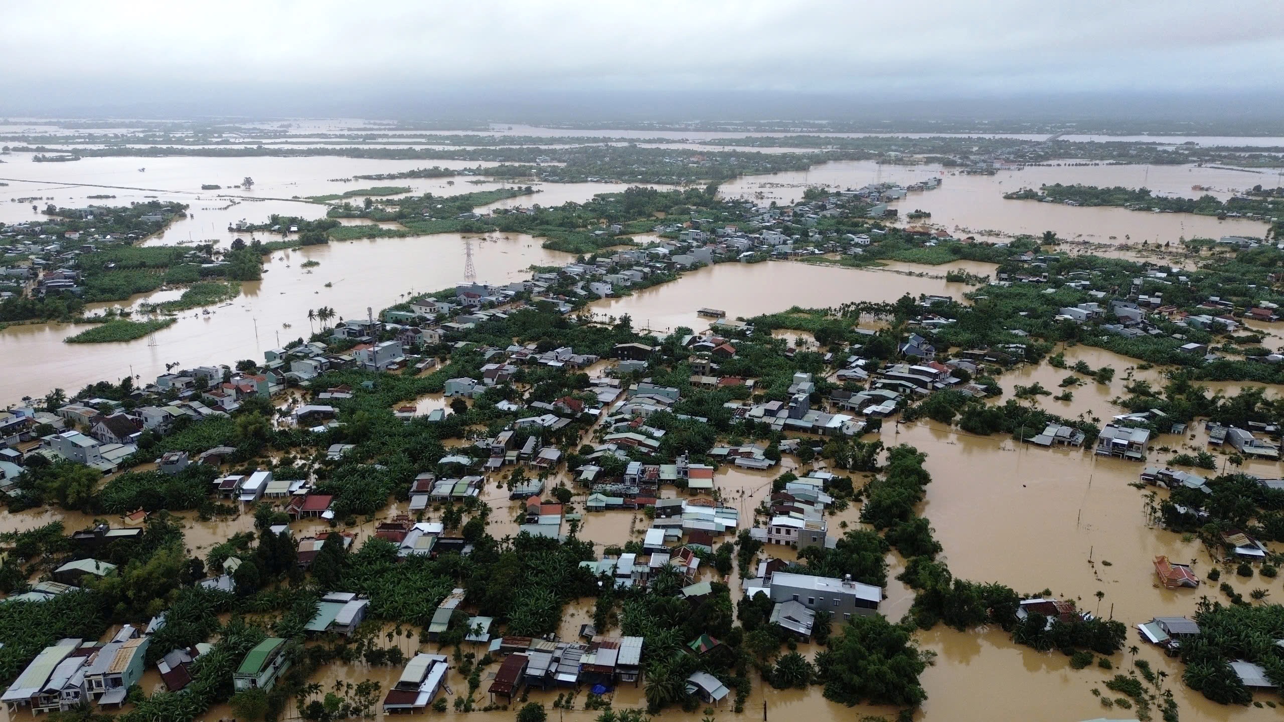 Hơn 66 . 800 Ngôi nhà ở Đà Nẵng chìm trong nước lũ do xả lũ từ thủy điện - Ảnh 9. Hơn 66 . 800 Ngôi nhà ở Đà Nẵng chìm trong nước lũ do xả lũ từ thủy điện - Ảnh 9.