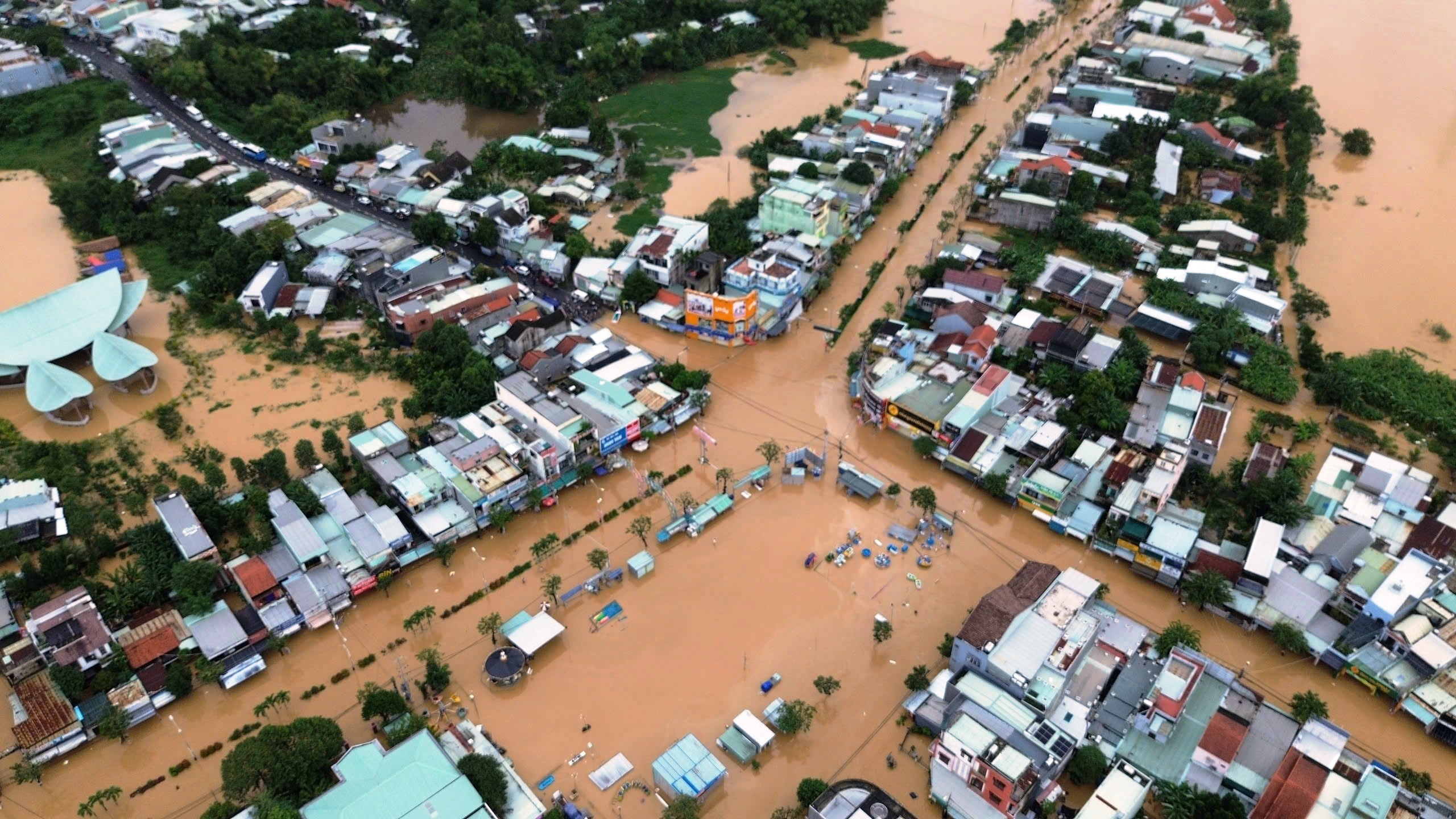 Hơn 66 . 800 Ngôi nhà ở Đà Nẵng chìm trong nước lũ do xả lũ từ thủy điện - Ảnh 10. Hơn 66 . 800 Ngôi nhà ở Đà Nẵng chìm trong nước lũ do xả lũ từ thủy điện - Ảnh 10.
