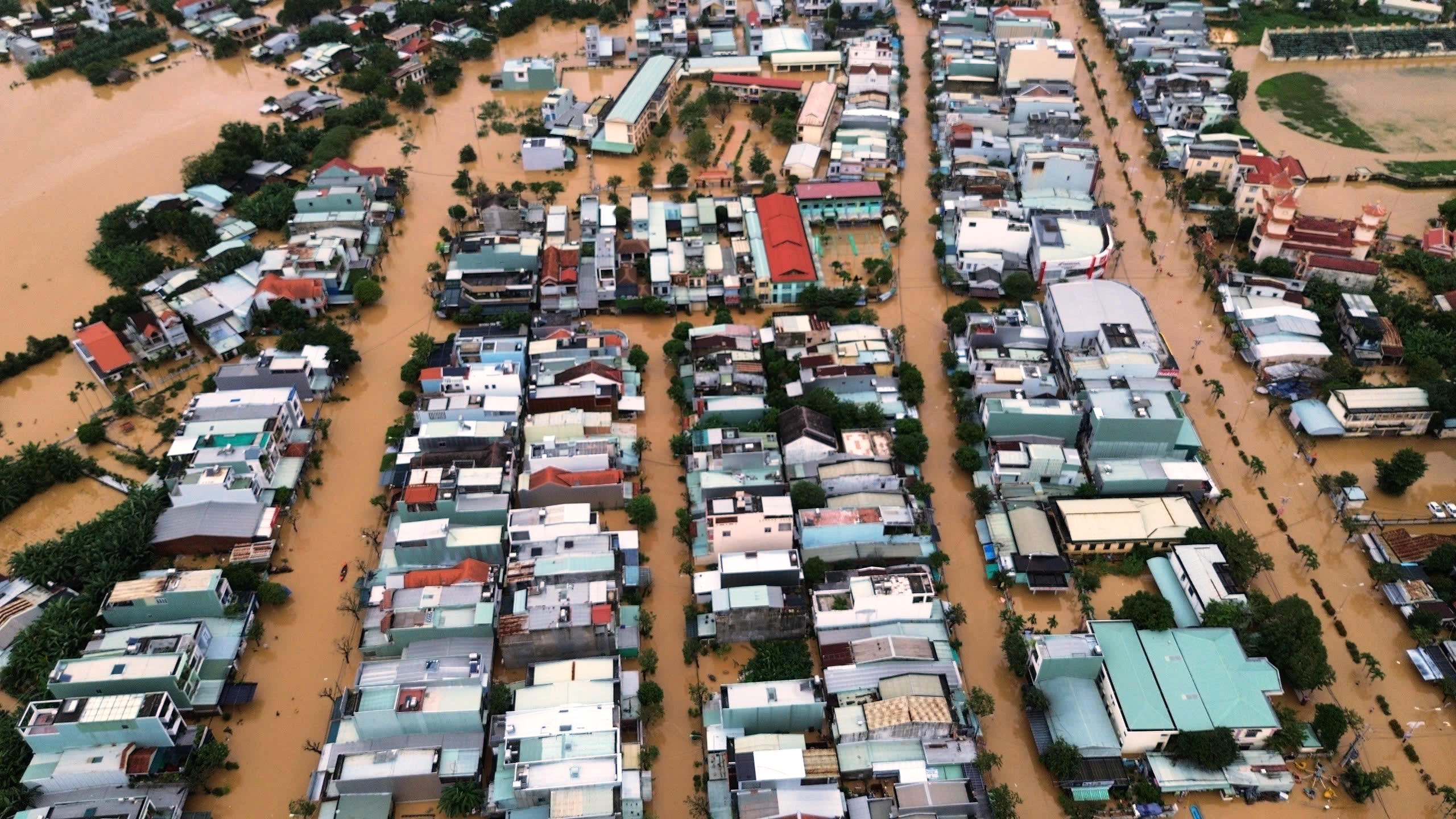 Hơn 66 . 800 Ngôi nhà ở Đà Nẵng chìm trong nước lũ do xả lũ từ thủy điện - Ảnh 12. Hơn 66 . 800 Ngôi nhà ở Đà Nẵng chìm trong nước lũ do xả lũ từ thủy điện - Ảnh 12.