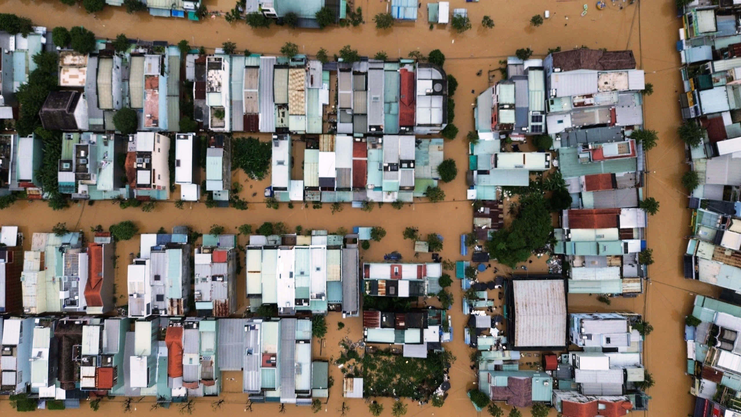 Hơn 66 . 800 Ngôi nhà ở Đà Nẵng chìm trong nước lũ do xả lũ từ thủy điện - Ảnh 13. Hơn 66 . 800 Ngôi nhà ở Đà Nẵng chìm trong nước lũ do xả lũ từ thủy điện - Ảnh 13.