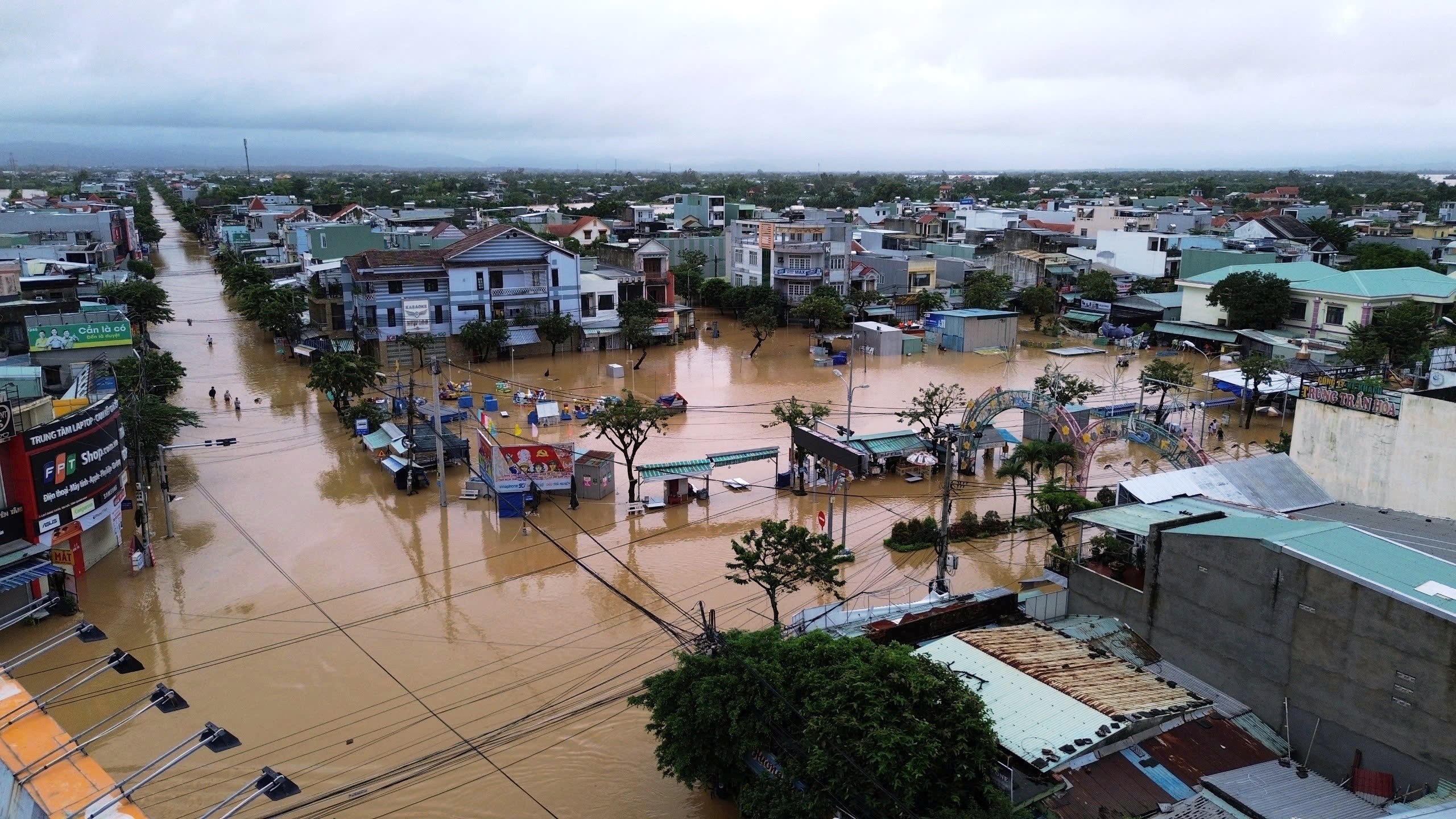 Hơn 66 . 800 Ngôi nhà ở Đà Nẵng chìm trong nước lũ do xả lũ từ thủy điện - Ảnh 7. Hơn 66 . 800 Ngôi nhà ở Đà Nẵng chìm trong nước lũ do xả lũ từ thủy điện - Ảnh 7.