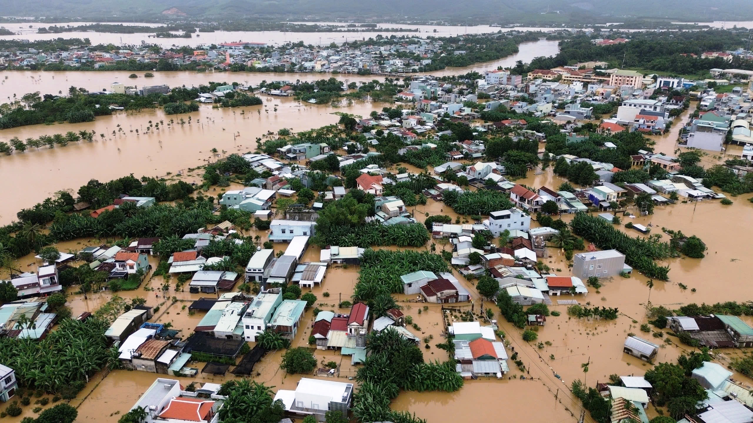 Hơn 66 . 800 Ngôi nhà ở Đà Nẵng chìm trong nước lũ do xả lũ từ thủy điện - Ảnh 8. Hơn 66 . 800 Ngôi nhà ở Đà Nẵng chìm trong nước lũ do xả lũ từ thủy điện - Ảnh 8.
