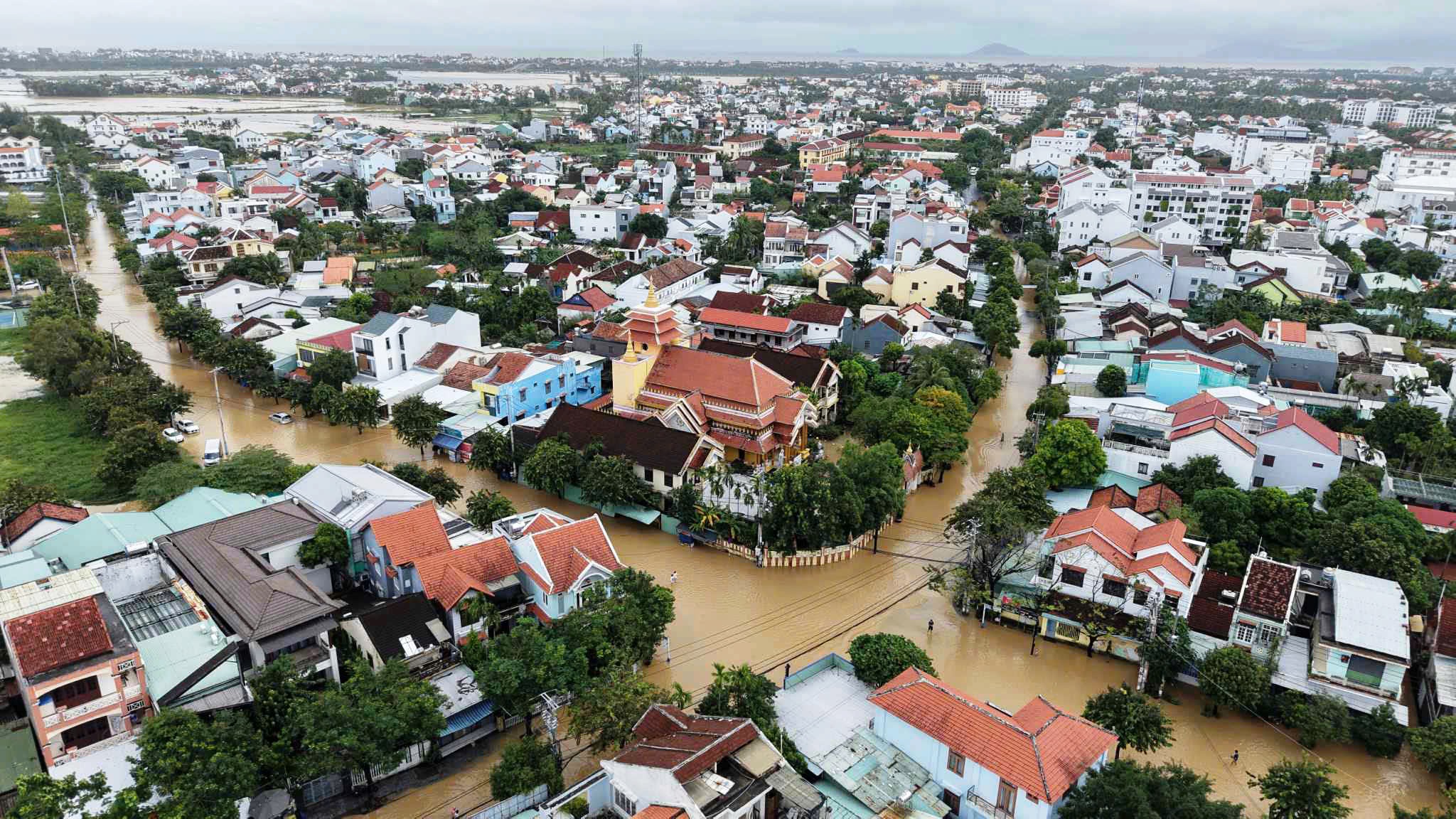 Hơn 66 . 800 Ngôi nhà ở Đà Nẵng chìm trong nước lũ do xả lũ từ thủy điện - Ảnh 11. Hơn 66 . 800 Ngôi nhà ở Đà Nẵng chìm trong nước lũ do xả lũ từ thủy điện - Ảnh 11.