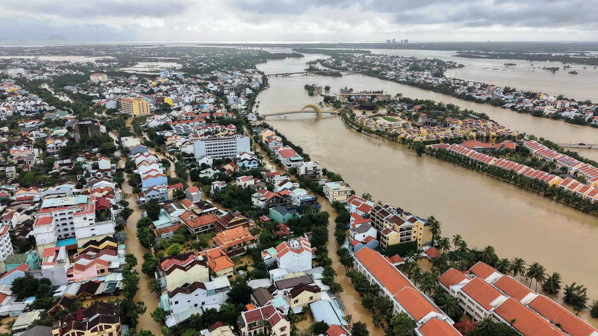 Hơn 66 . 800 Ngôi nhà ở Đà Nẵng chìm trong nước lũ do xả lũ từ thủy điện - Ảnh 1. Hơn 66 . 800 Ngôi nhà ở Đà Nẵng chìm trong nước lũ do xả lũ từ thủy điện - Ảnh 1.