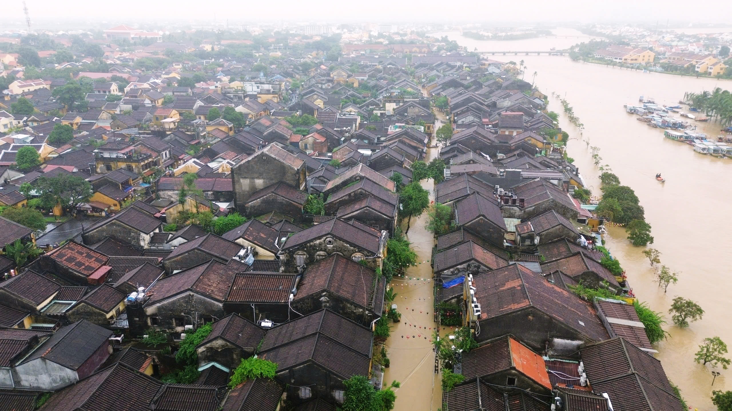 Hơn 66 . 800 Ngôi nhà ở Đà Nẵng chìm trong nước lũ do xả lũ từ thủy điện - Ảnh 3. Hơn 66 . 800 Ngôi nhà ở Đà Nẵng chìm trong nước lũ do xả lũ từ thủy điện - Ảnh 3.
