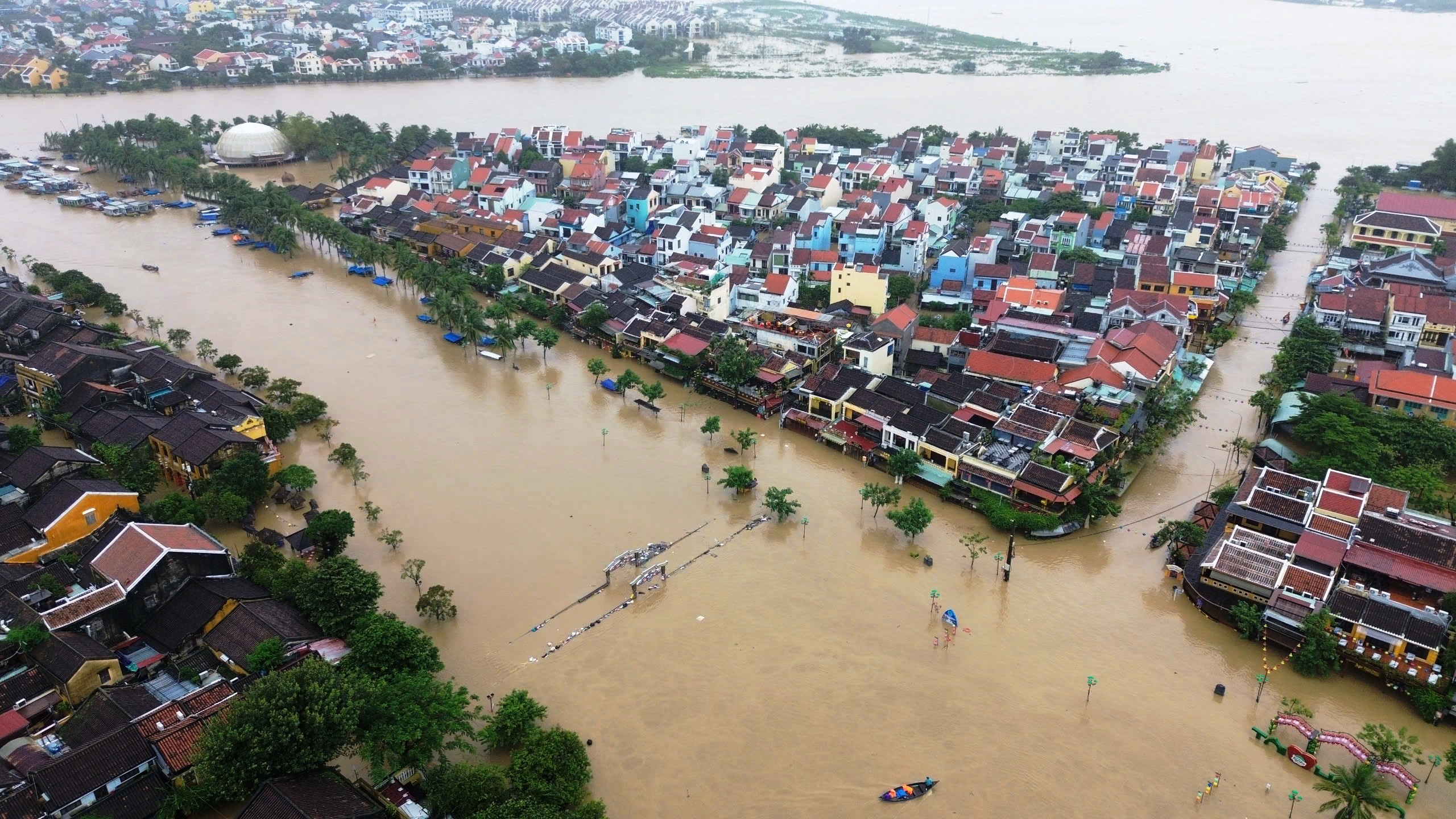 Hơn 66 . 800 Ngôi nhà ở Đà Nẵng chìm trong nước lũ do xả lũ từ thủy điện - Ảnh 4. Hơn 66 . 800 Ngôi nhà ở Đà Nẵng chìm trong nước lũ do xả lũ từ thủy điện - Ảnh 4.