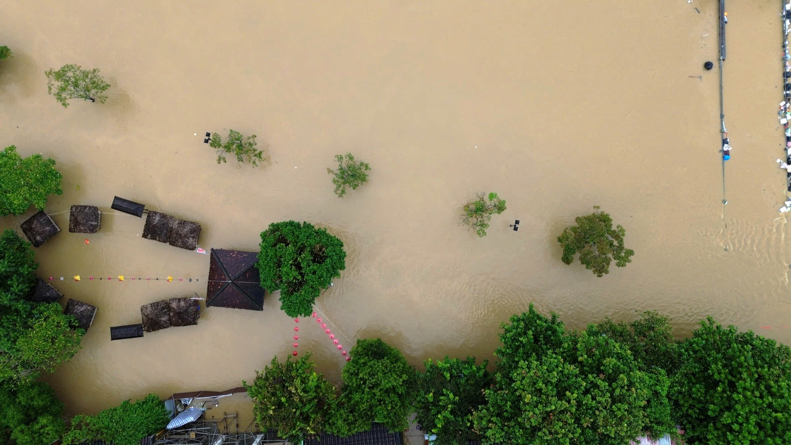 Hơn 66 . 800 Ngôi nhà ở Đà Nẵng chìm trong nước lũ do xả lũ từ thủy điện - Ảnh 6. Hơn 66 . 800 Ngôi nhà ở Đà Nẵng chìm trong nước lũ do xả lũ từ thủy điện - Ảnh 6.