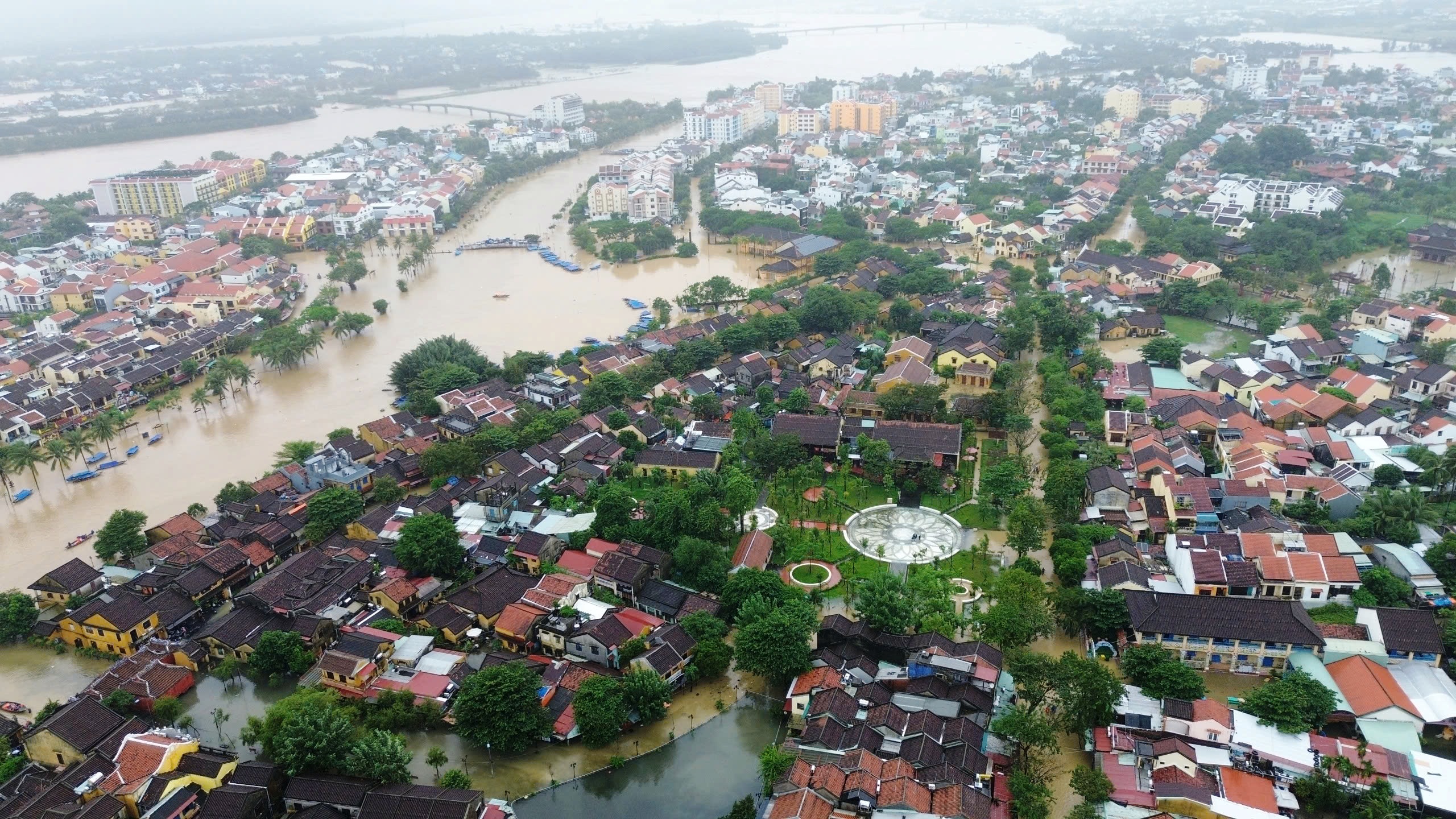 Hơn 66 . 800 Ngôi nhà ở Đà Nẵng chìm trong nước lũ do xả lũ từ thủy điện - Ảnh 2. Hơn 66 . 800 Ngôi nhà ở Đà Nẵng chìm trong nước lũ do xả lũ từ thủy điện - Ảnh 2.