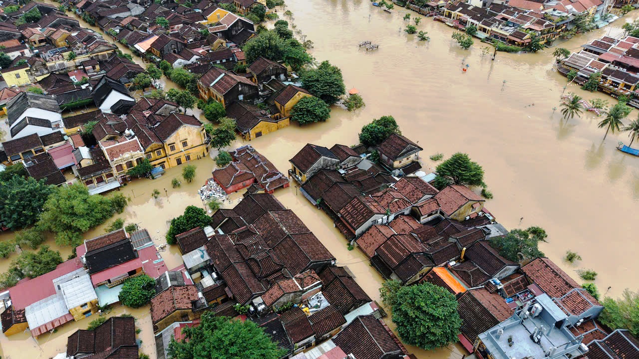 Hơn 66 . 800 Ngôi nhà ở Đà Nẵng chìm trong nước lũ do xả lũ từ thủy điện - Ảnh 5. Hơn 66 . 800 Ngôi nhà ở Đà Nẵng chìm trong nước lũ do xả lũ từ thủy điện - Ảnh 5.