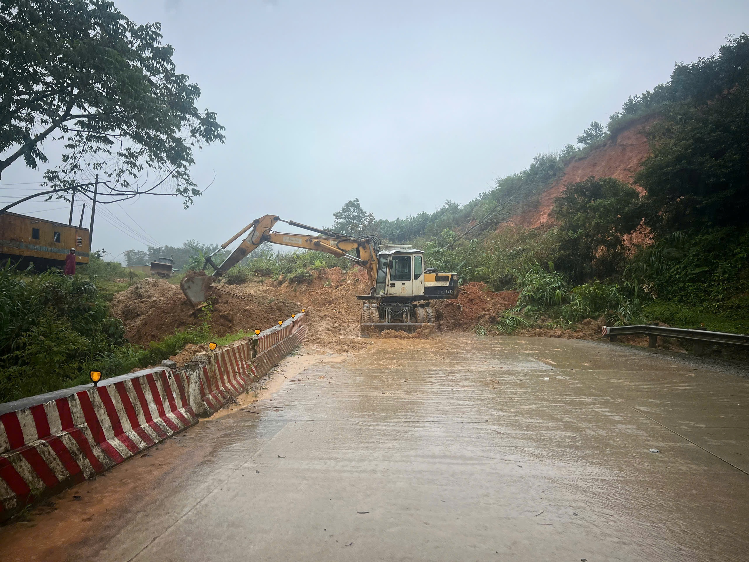 Tiếp tục sạt lở 4 điểm trên đèo Lò Xo, một xe múc bị mắc kẹt- Ảnh 4.