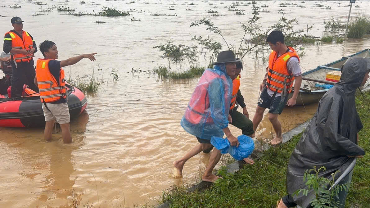 Giải cứu 8 người dân mắc kẹt giữa dòng lũ dữ trên sông Trà Khúc- Ảnh 2. Giải cứu 8 người dân mắc kẹt giữa dòng lũ dữ trên sông Trà Khúc- Ảnh 2.