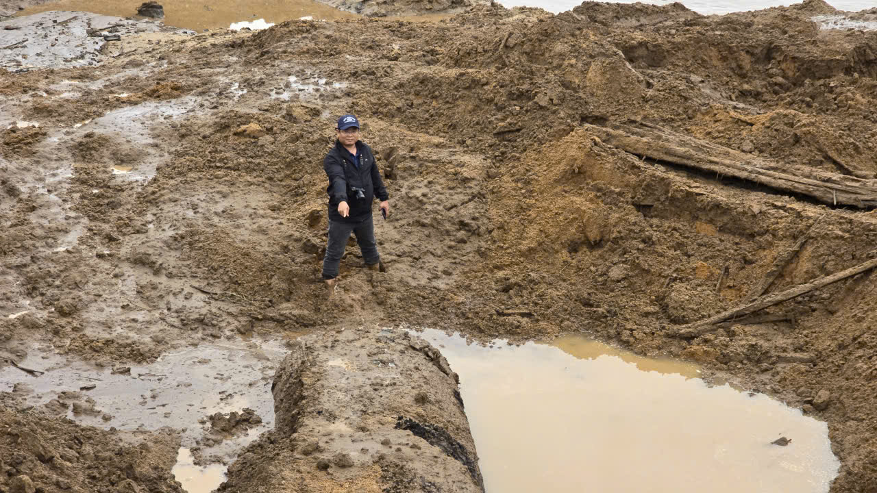 Phá bờ sông Ayun khai thác gỗ lạ gây xôn xao địa phương Gia Lai - Ảnh 1.