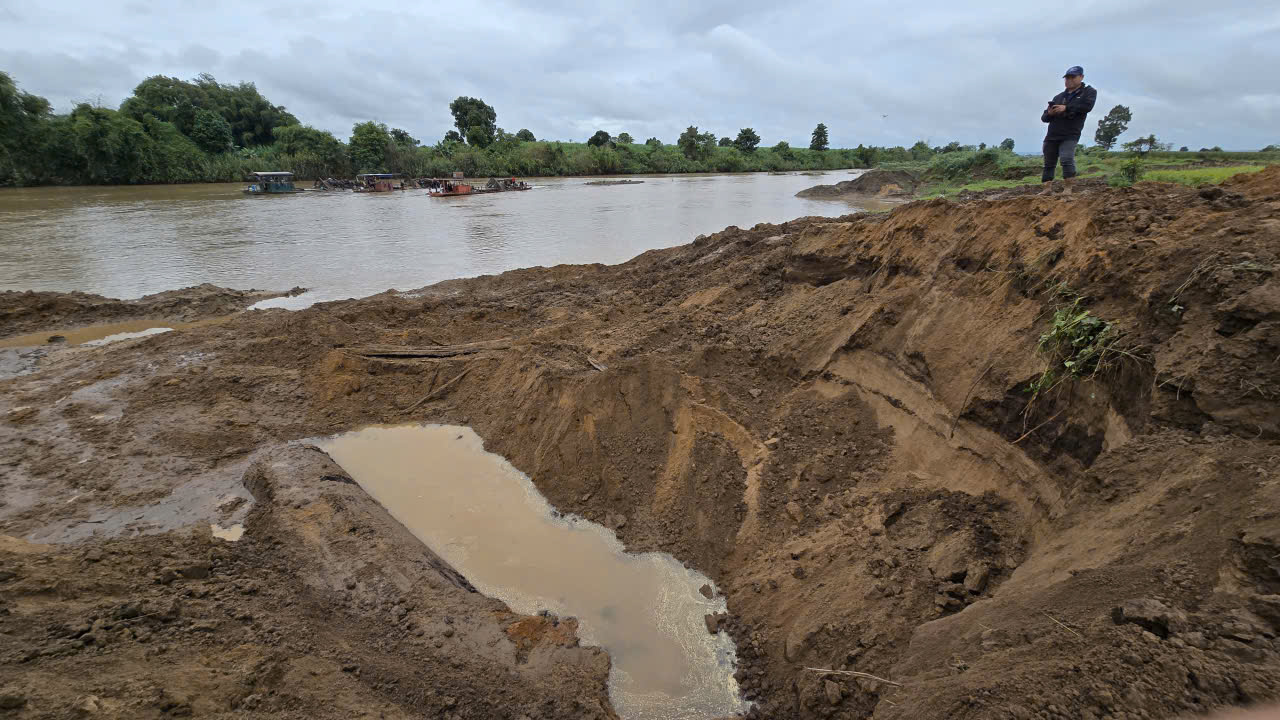 Phá bờ sông Ayun khai thác gỗ lạ gây xôn xao địa phương Gia Lai - Ảnh 2.