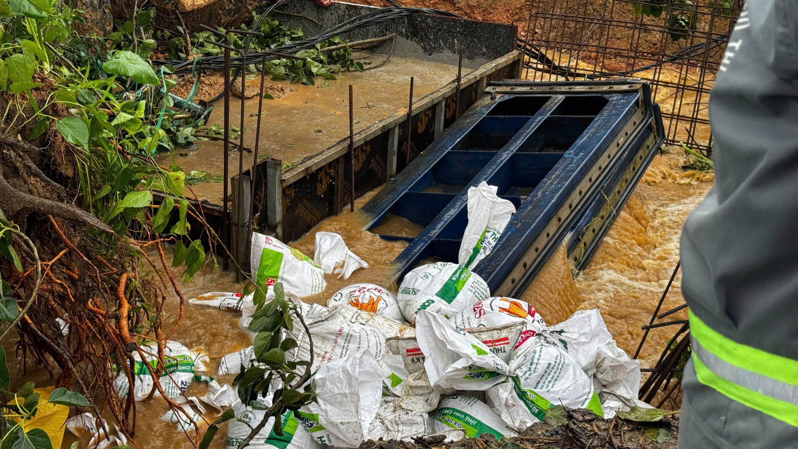 Dùng hàng trăm bao cát ngăn nước lũ tràn vào trung tâm TP.Quảng Ngãi cũ - Ảnh 2.