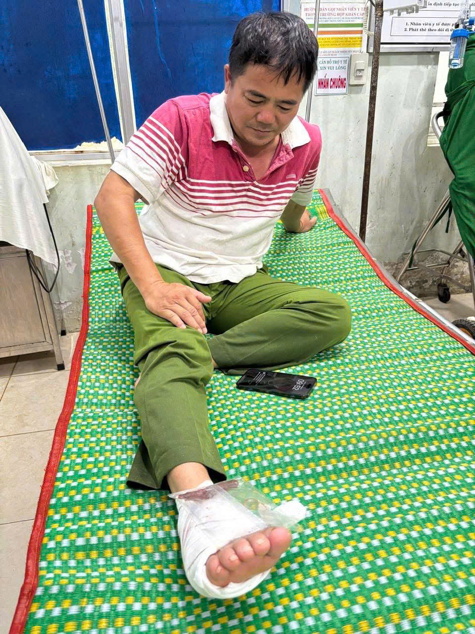 Quảng Ngãi: 4 tàu cá đứt neo trôi dạt ra biển- Ảnh 2. Quảng Ngãi: 4 tàu cá đứt neo trôi dạt ra biển- Ảnh 2.