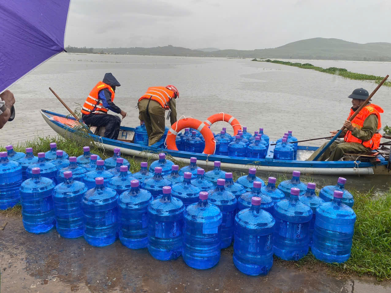 Quảng Ngãi: 4 tàu cá đứt neo trôi dạt ra biển- Ảnh 3. Quảng Ngãi: 4 tàu cá đứt neo trôi dạt ra biển- Ảnh 3.