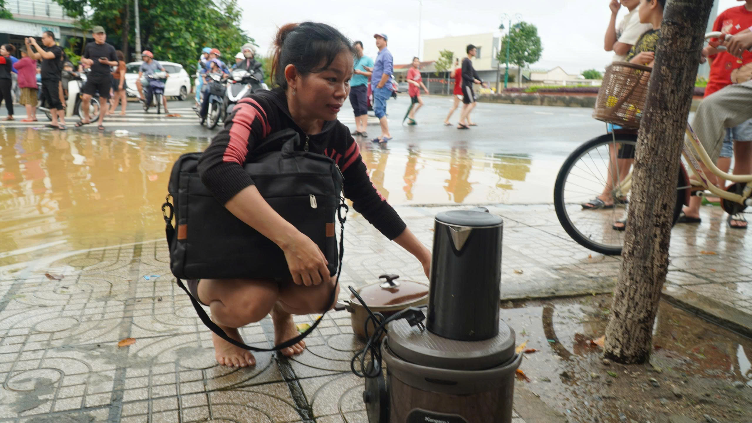 Quảng Ngãi: Nước lũ dâng nhanh, dân bỏ nhà chạy lũ- Ảnh 2. Quảng Ngãi: Nước lũ dâng nhanh, dân bỏ nhà chạy lũ- Ảnh 2.