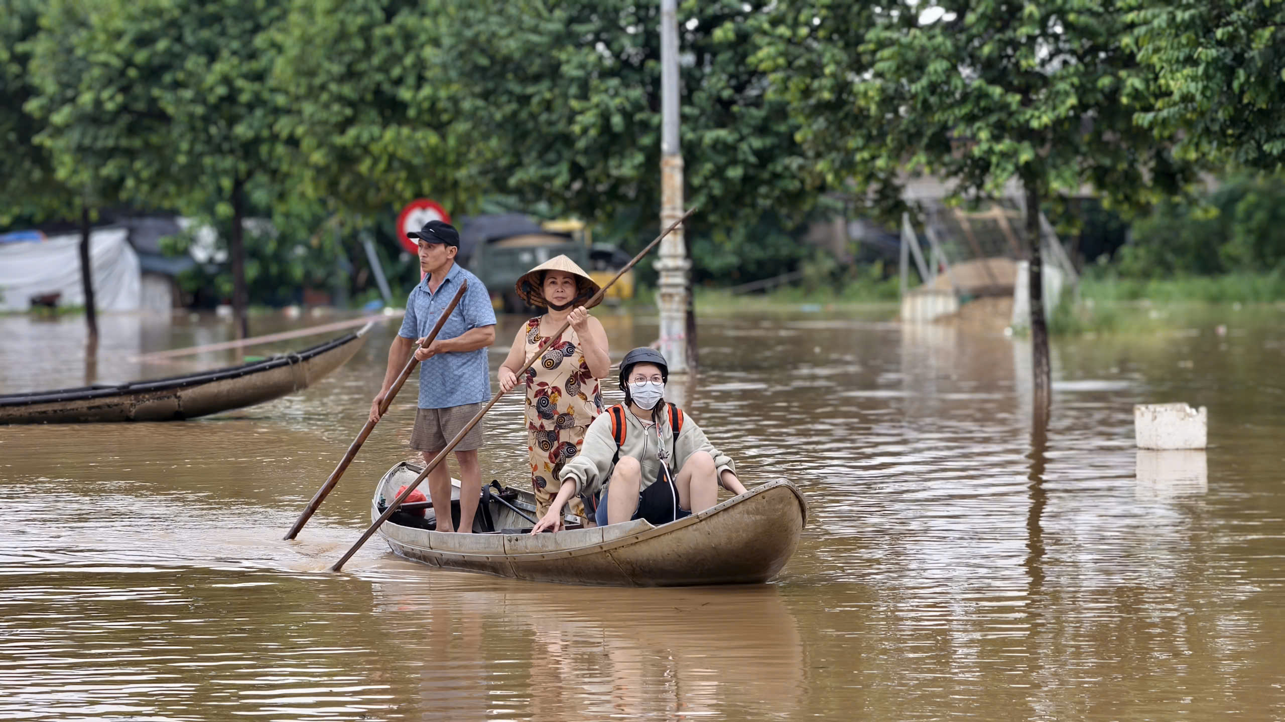 Quảng Ngãi: Nước lũ dâng nhanh, dân bỏ nhà chạy lũ- Ảnh 4. Quảng Ngãi: Nước lũ dâng nhanh, dân bỏ nhà chạy lũ- Ảnh 4.