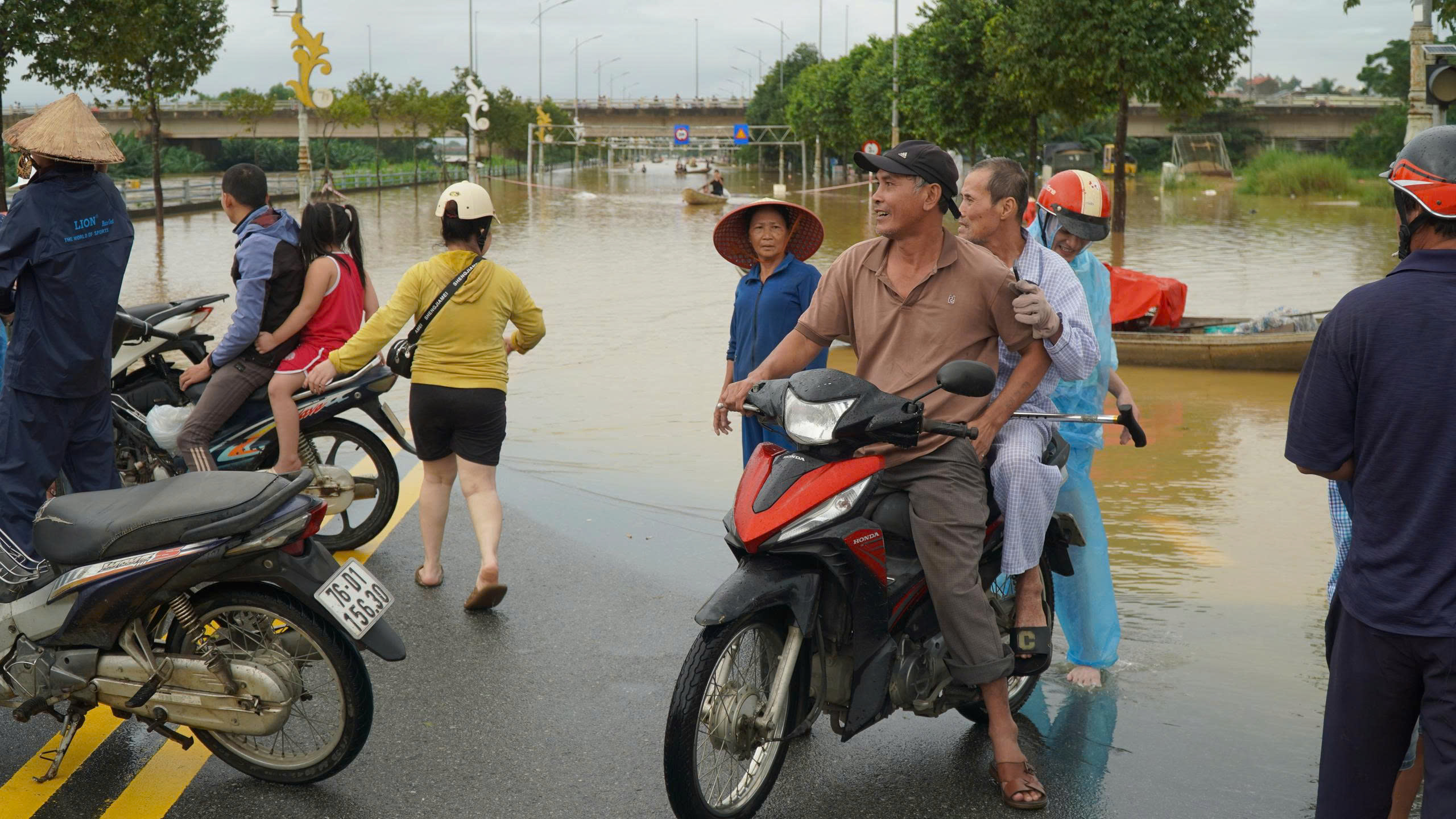 Quảng Ngãi: Nước lũ dâng nhanh, dân bỏ nhà chạy lũ- Ảnh 3. Quảng Ngãi: Nước lũ dâng nhanh, dân bỏ nhà chạy lũ- Ảnh 3.