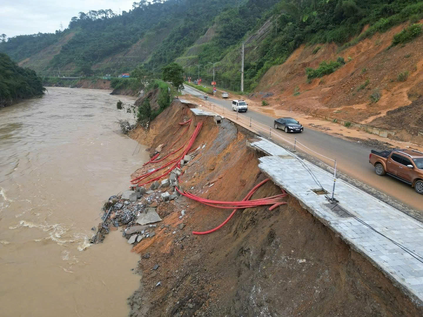 Mưa lũ lịch sử làm sập, cuốn trôi hơn 20 cây cầu tại Tuyên Quang  - Ảnh 2.