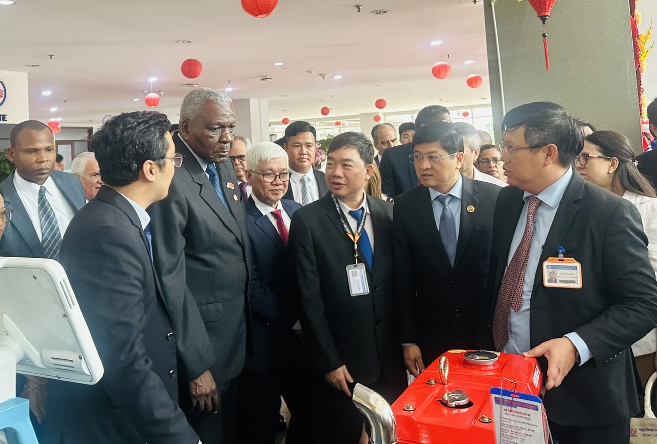 Chủ tịch Quốc hội Cuba làm việc tại Trường ĐH Sư phạm kỹ thuật TP.HCM - Ảnh 3.