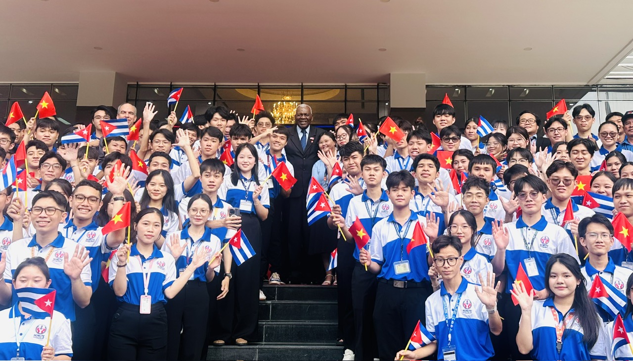 Chủ tịch Quốc hội Cuba làm việc tại Trường ĐH Sư phạm kỹ thuật TP.HCM - Ảnh 4.