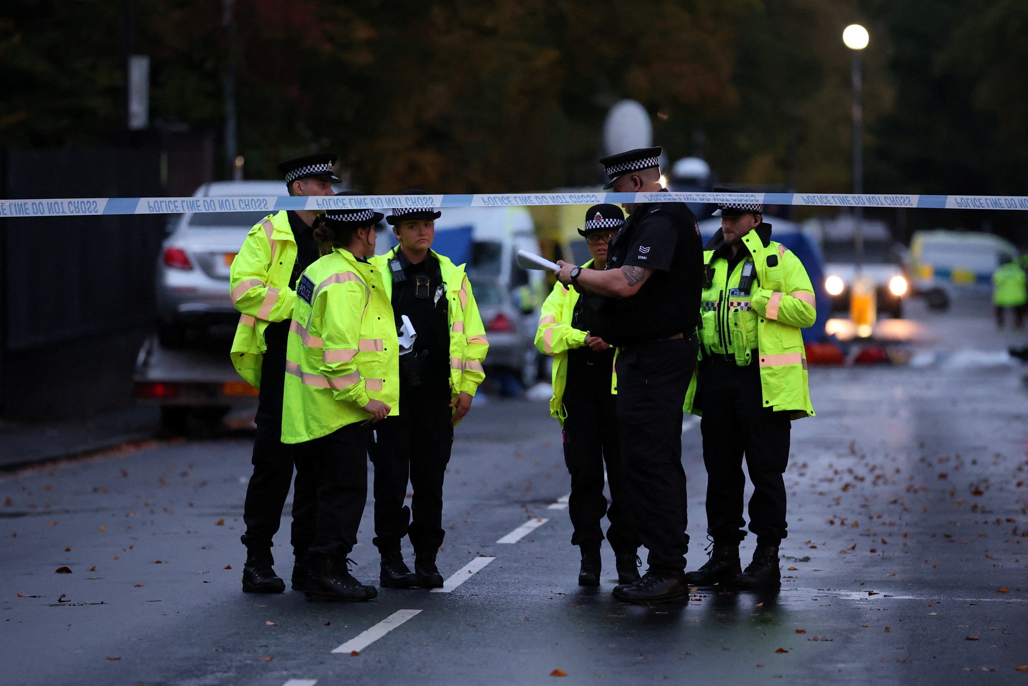 Cảnh sát Anh bắn nhầm nạn nhân khi ngăn vụ tấn công khủng bố - Ảnh 1.