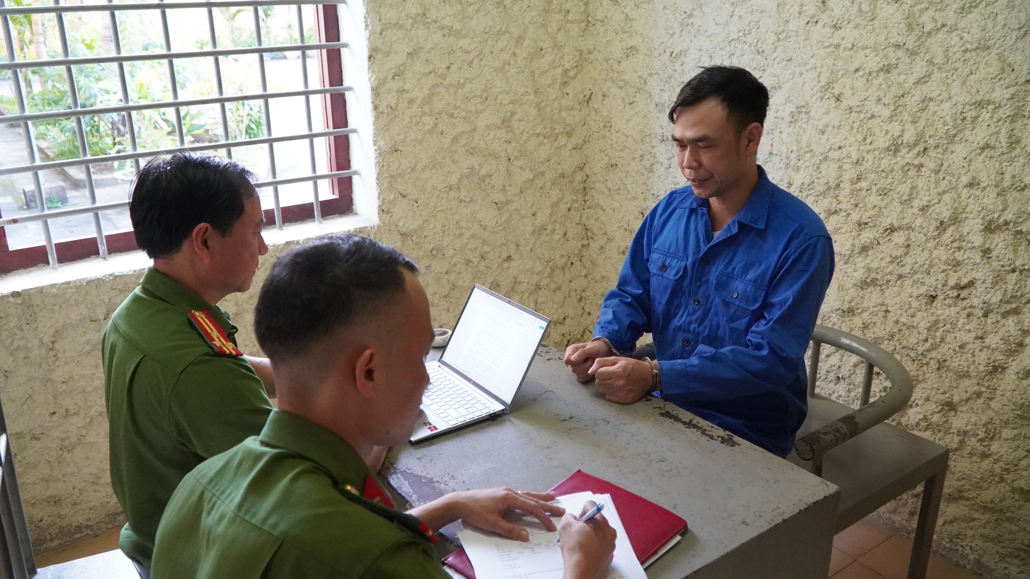 Công an Điện Biên bắt 'thầy giáo nhân ái' Nguyễn Mạnh Tuân- Ảnh 1.