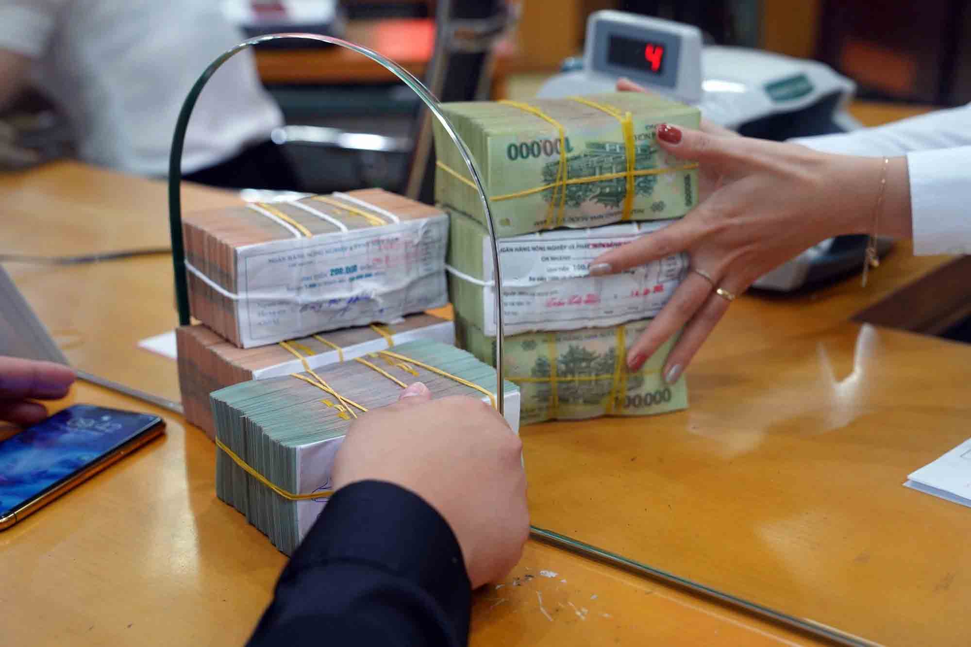 Tiền chảy vào nền kinh tế, lãi suất đứng yên- Ảnh 1.