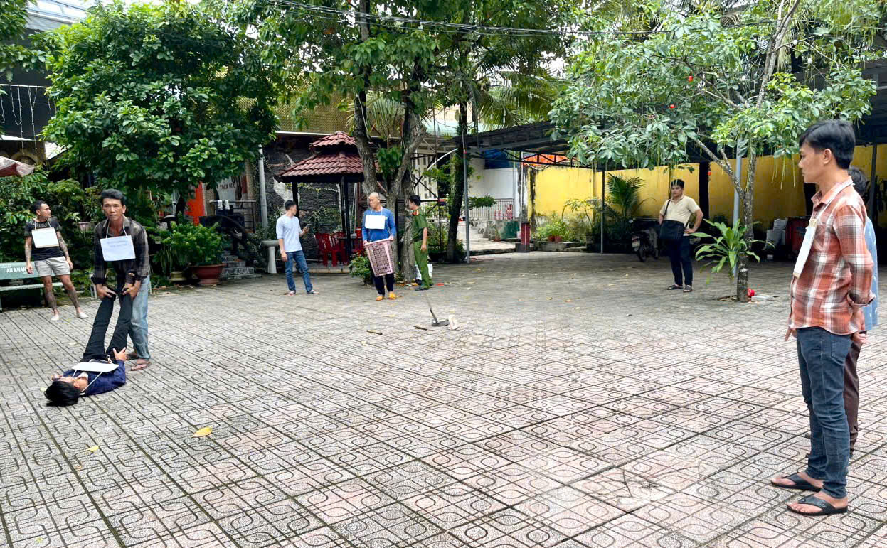TP.HCM: Bắt 2 nhóm thanh niên hỗn chiến bằng xoong nồi, cây hốt rác ở quán karaoke - Ảnh 1.