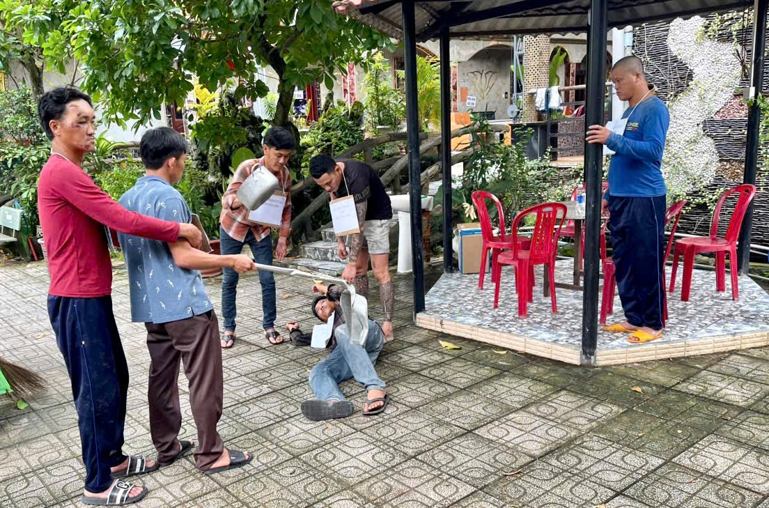 TP.HCM: Bắt 2 nhóm thanh niên hỗn chiến bằng xoong nồi, cây hốt rác ở quán karaoke - Ảnh 2.