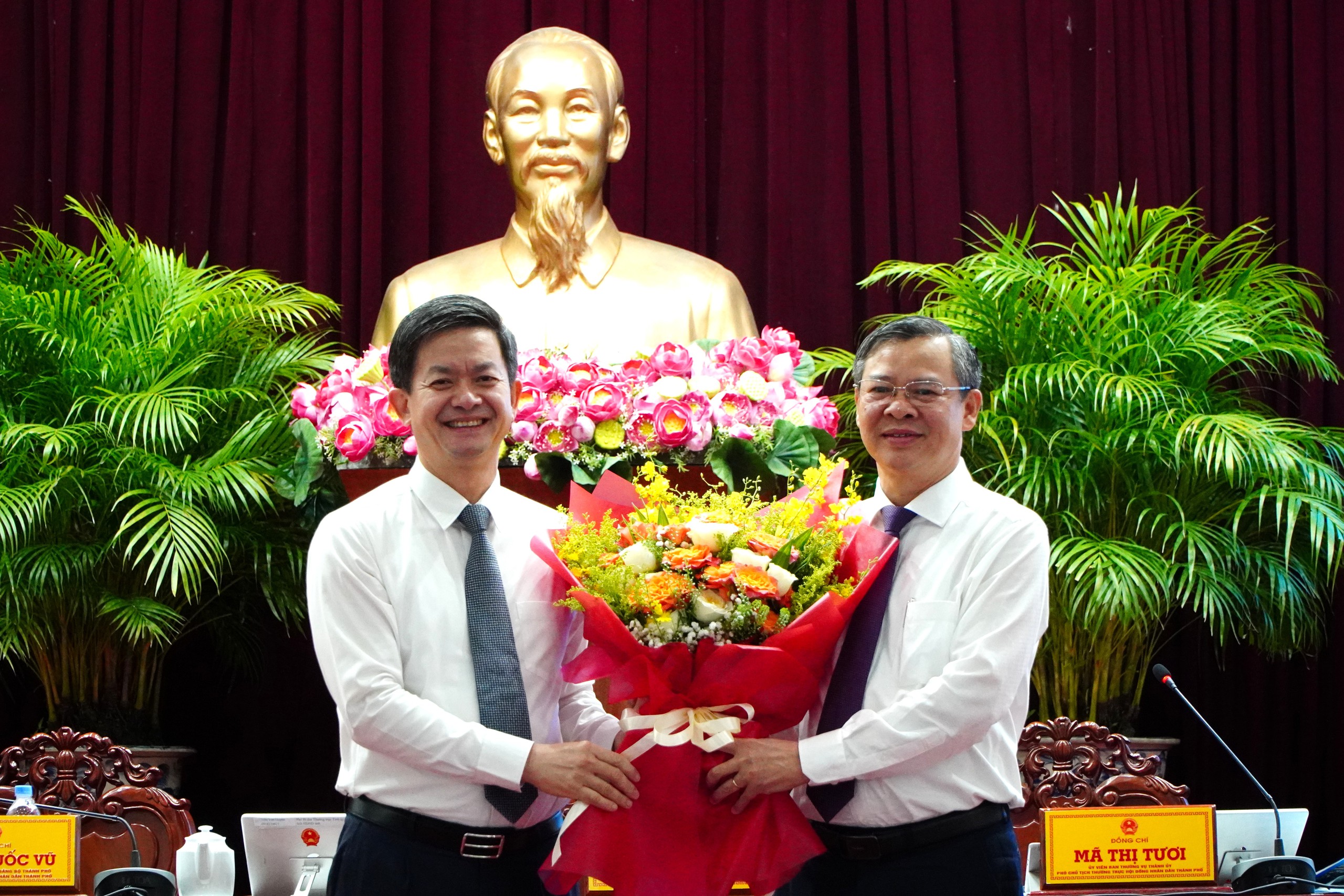 Ông Trương Cảnh Tuyên giữ chức Chủ tịch UBND TP.Cần Thơ - Ảnh 1.