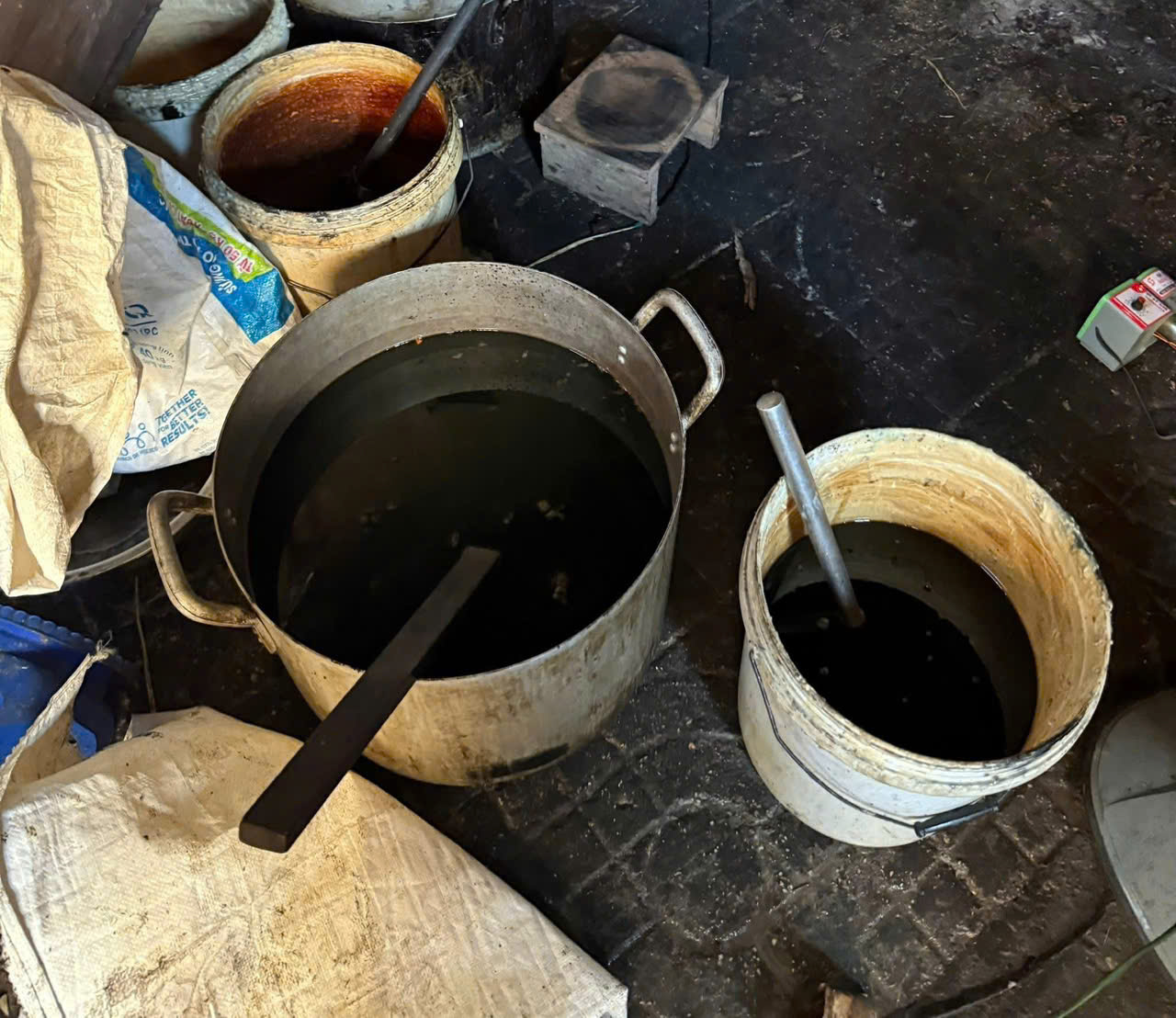 Rùng mình cảnh chế biến mỡ heo dưới nền nhà- Ảnh 2.