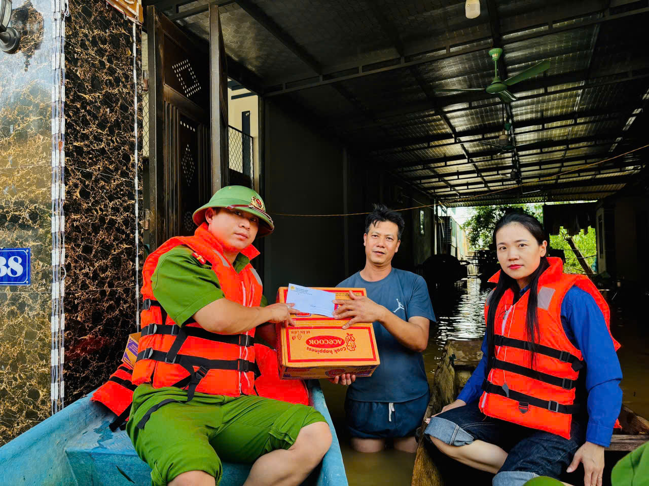 Tuổi trẻ Hà Tĩnh giúp dân khắc phục thiệt hại sau bão số 10 - Ảnh 6.