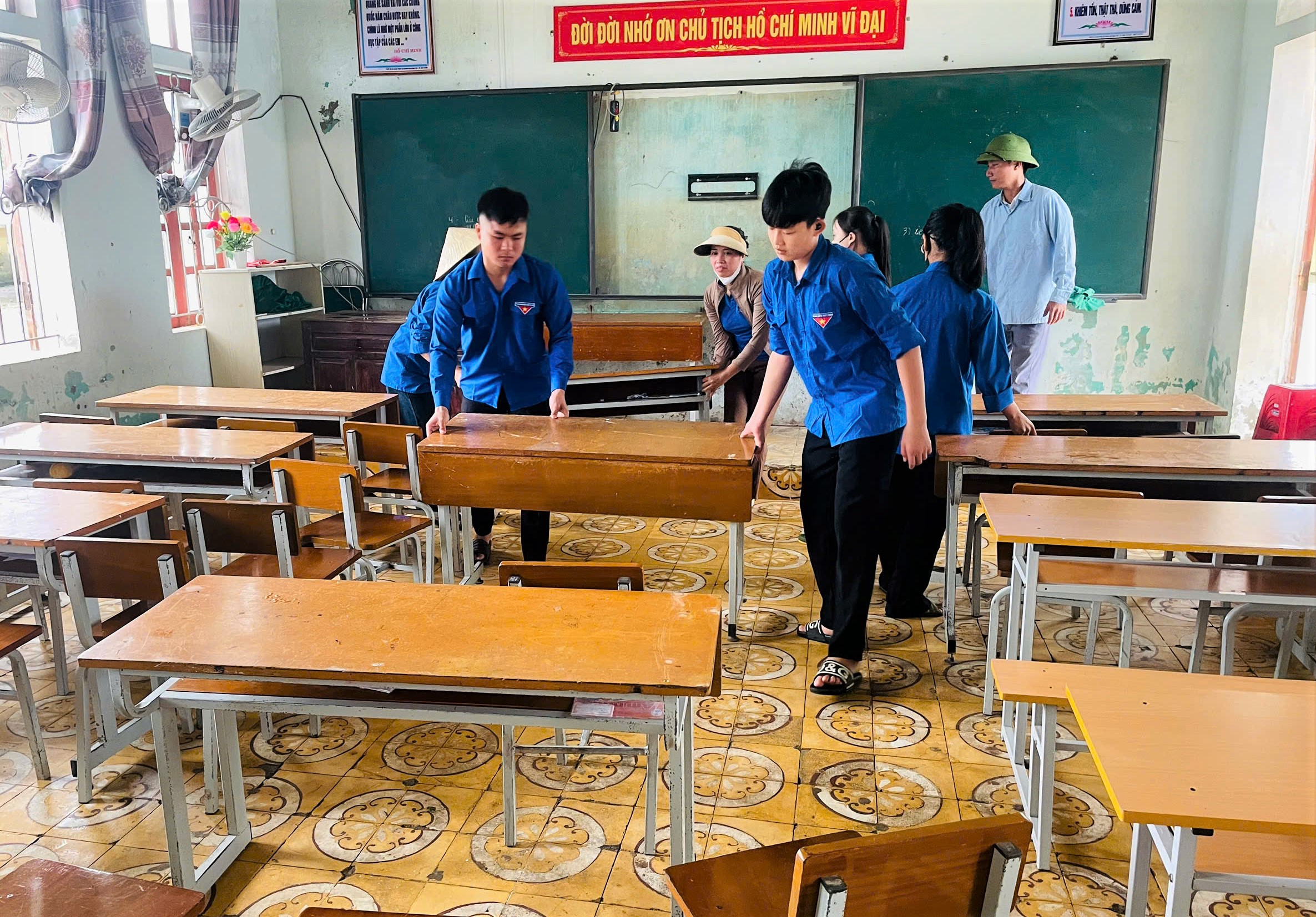 Tuổi trẻ Hà Tĩnh giúp dân khắc phục thiệt hại sau bão số 10 - Ảnh 11.