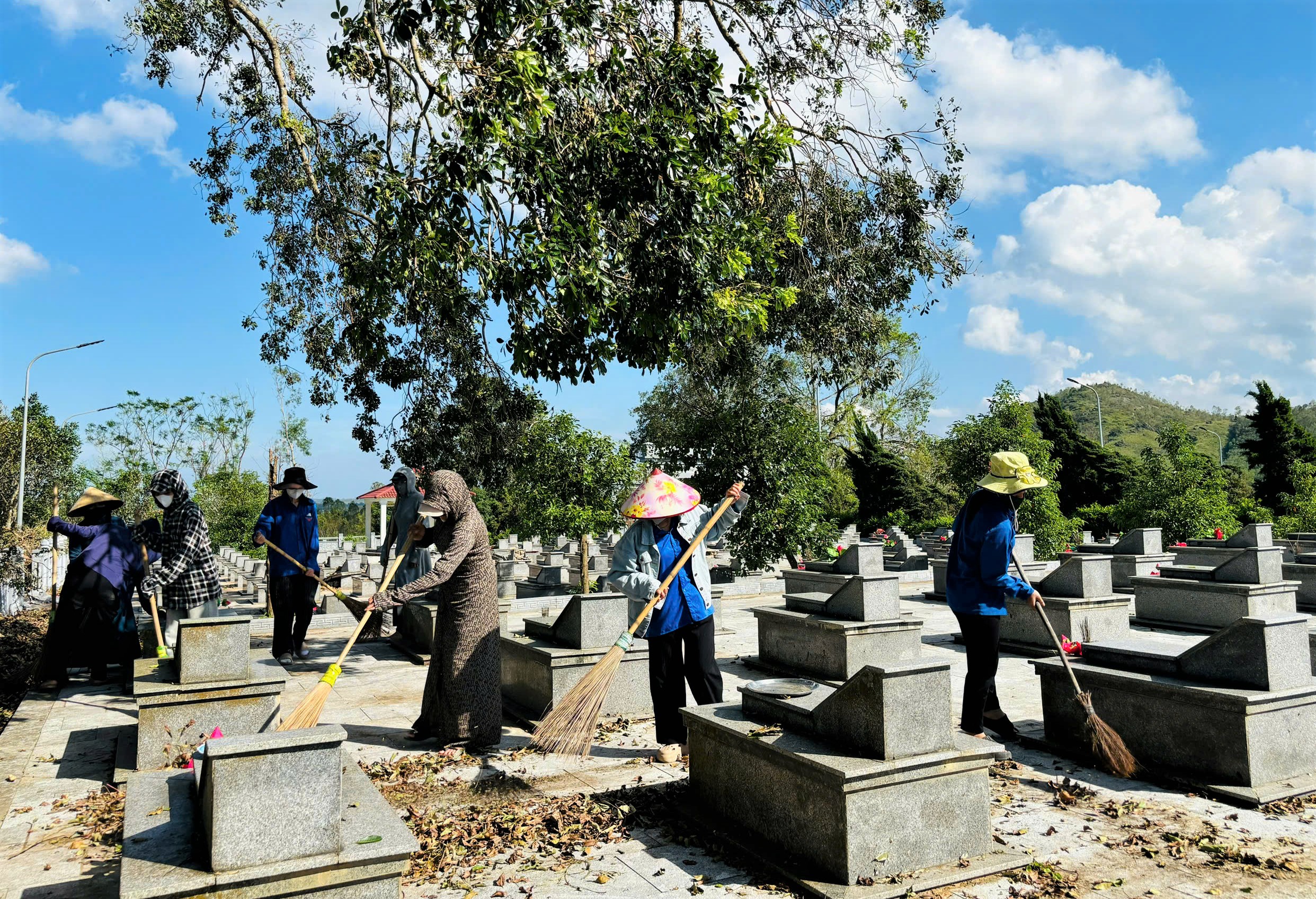 Tuổi trẻ Hà Tĩnh giúp dân khắc phục thiệt hại sau bão số 10 - Ảnh 4.