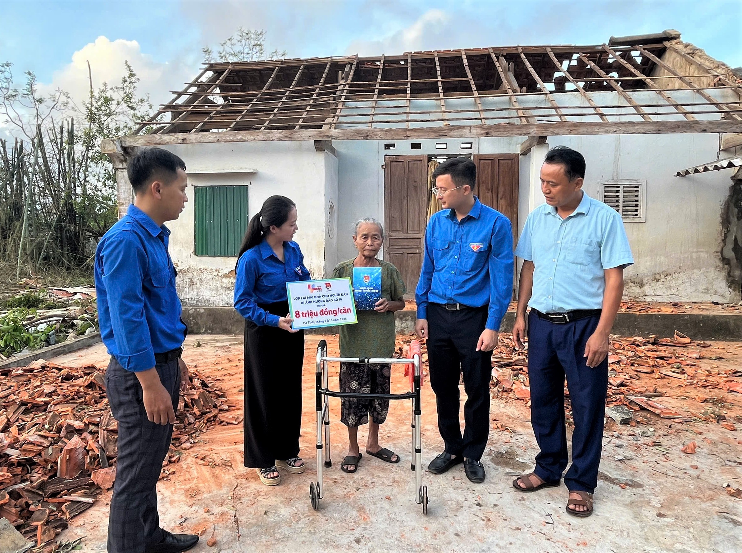 Tuổi trẻ Hà Tĩnh giúp dân khắc phục thiệt hại sau bão số 10 - Ảnh 3.